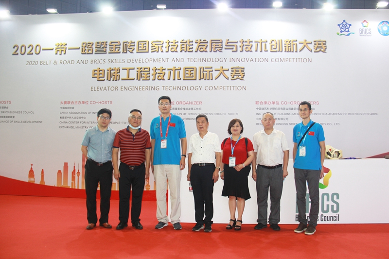 参观电梯展览会.jpg 参观电梯展览会.jpg
