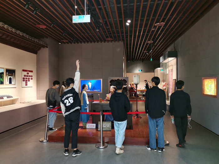 同学们围观《曾国藩言传身教曾纪泽》0973c2.jpg