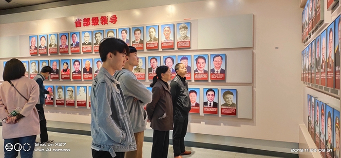 学生认真观看”湘潭群英谱“.jpg