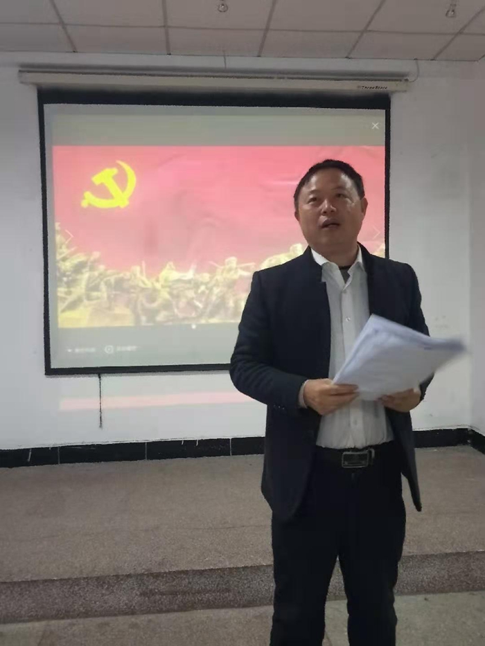 申忠民老师动情地给学生讲述《信仰之味——追望大道者》.jpg