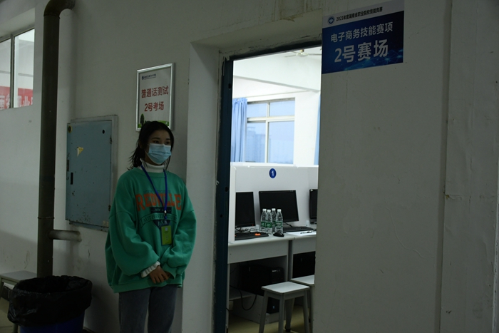学生志愿者认真履职.JPG