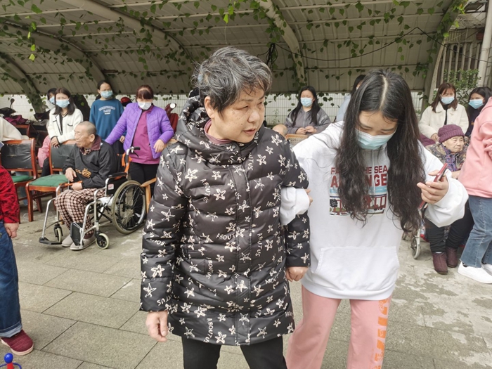 扶老人散步.jpg
