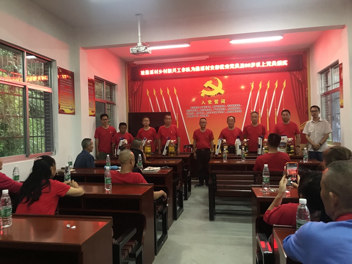 评选表彰优秀党员.jpg