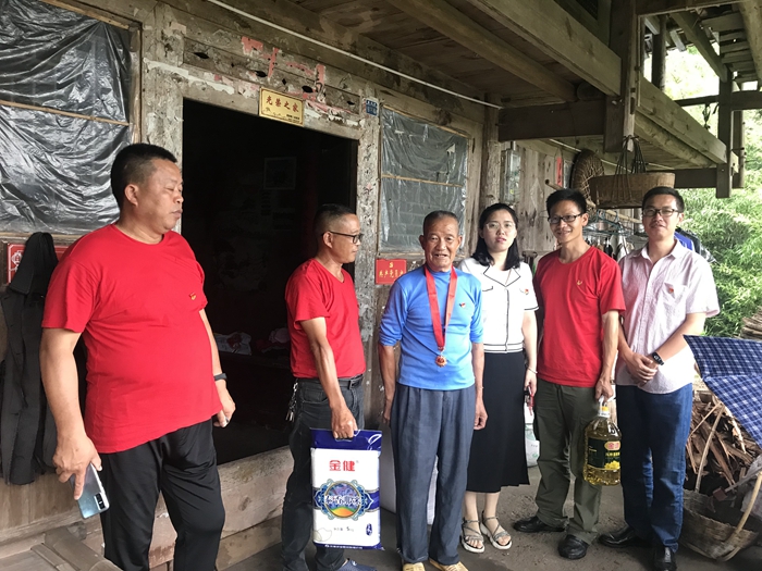 慰问老党员.jpg 慰问老党员.jpg