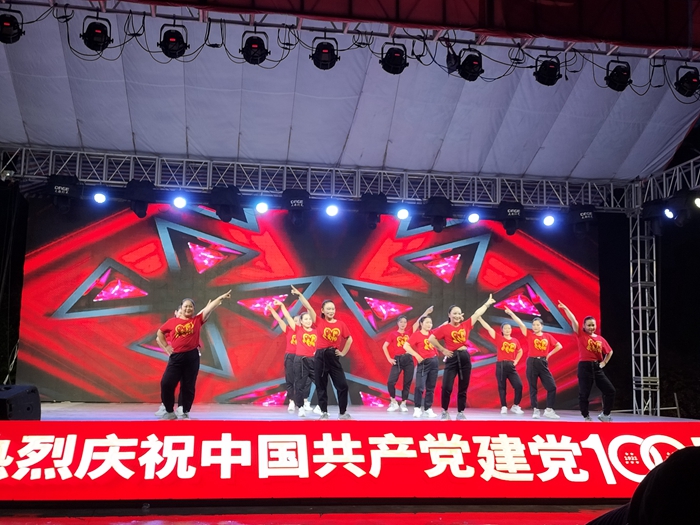 文艺晚会村民表演.jpg