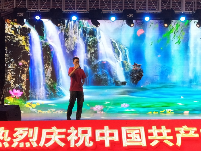 文艺晚会罗胜华独唱.jpg