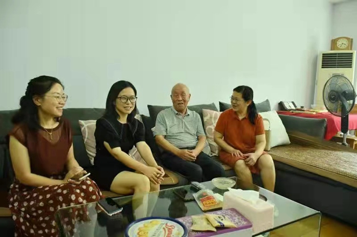 慰问老校友2.jpg