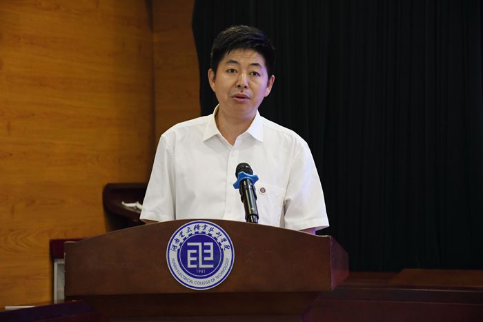 覃校长副本.jpg