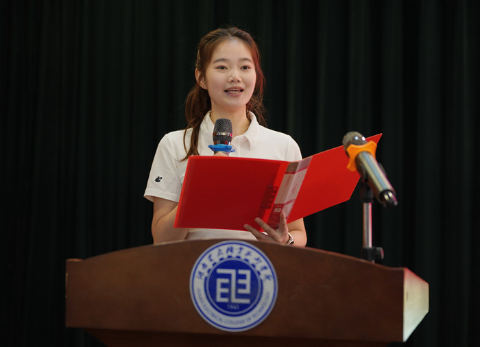 学生代表_副本.jpg 学生代表_副本.jpg