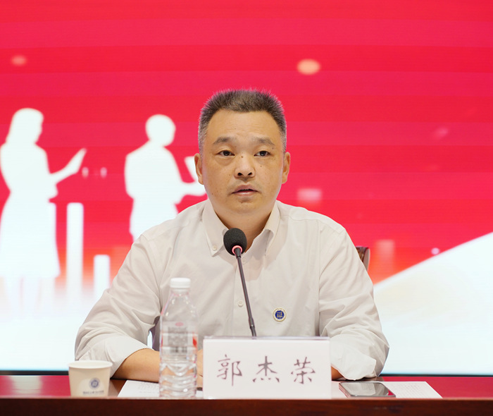 郭书记_副本.jpg 郭书记_副本.jpg